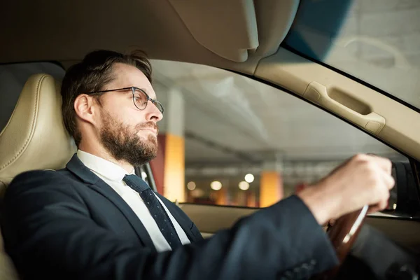 Jeune Conducteur Sérieux Lunettes Costume Tenant Roue Conduisant Voiture — Photo