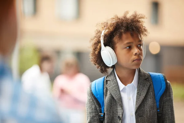 Estudante Africano Usando Fones Ouvido Ouvindo Música Enquanto Caminhava Rua — Fotografia de Stock