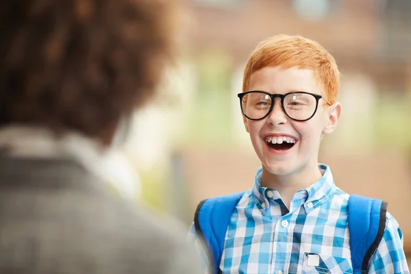 Χαρούμενο Σχολιαρόπαιδο Γυαλιά Γελάει Ενώ Στέκεται Και Μιλάει Φίλο — Φωτογραφία Αρχείου