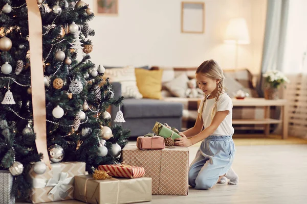 Pequena Menina Bonito Sentado Chão Perto Árvore Natal Preparar Caixas — Fotografia de Stock