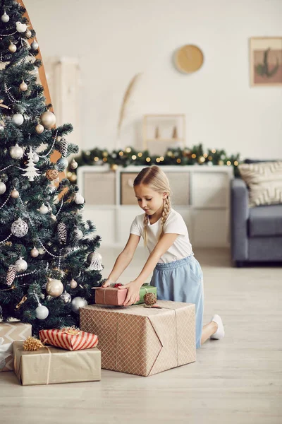 Pequena Menina Bonita Sentada Chão Colocando Caixas Presente Sob Árvore — Fotografia de Stock