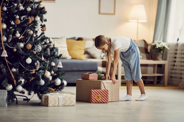 Menina Preparando Presentes Natal Para Férias Colocando Sob Árvore Natal — Fotografia de Stock