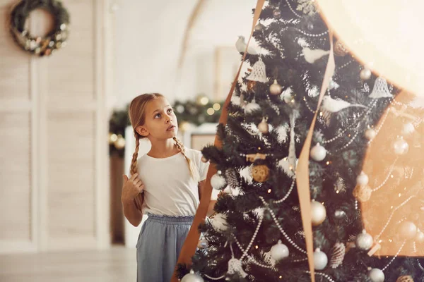 Pequena Menina Bonita Desfrutando Vista Árvore Natal Sala Estar Casa — Fotografia de Stock