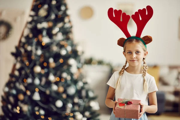 Retrato Menina Chifres Veado Segurando Presente Natal Olhando Para Câmera — Fotografia de Stock