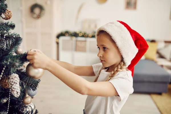 Menina Santa Hat Decoração Árvore Natal Com Brinquedos Para Natal — Fotografia de Stock