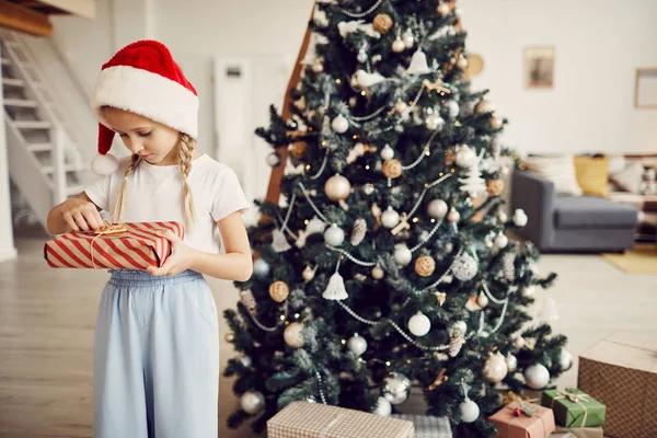 Menina Santa Chapéu Segurando Caixa Presente Papel Embrulho Cartão Postal — Fotografia de Stock