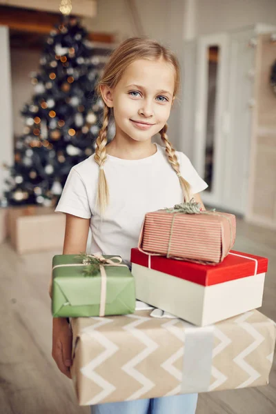 Retrato Menina Segurando Montão Presentes Natal Enquanto Estava Sala Casa — Fotografia de Stock