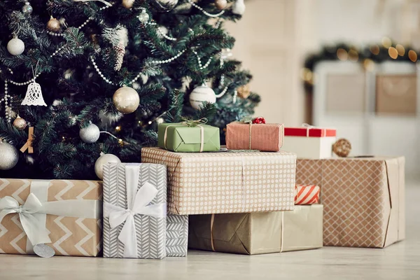 Geschmückter Weihnachtsbaum Mit Weihnachtsgeschenken Wohnzimmer Des Hauses — Stockfoto