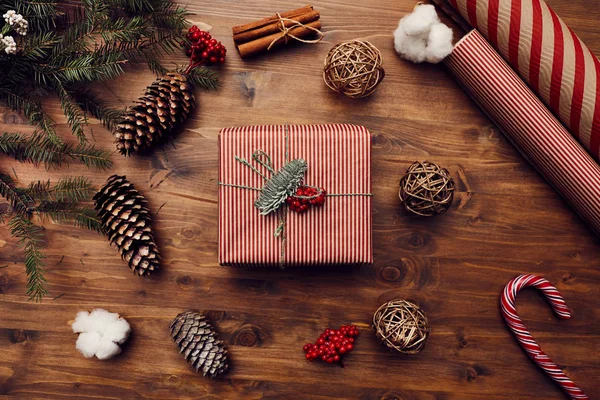 Detailní Záběr Dárkové Krabice Zdobené Vánocům Balicím Papírem Větví Jedle — Stock fotografie