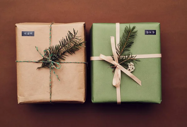 Detailní Záběr Dvou Vánoční Dárkové Krabice Zdobené Jedlové Větve Hnědém — Stock fotografie