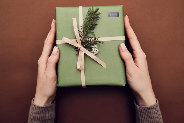 배경에 전나무 가지와 포장지로 장식된 크리스마스 선물을 — 스톡 사진