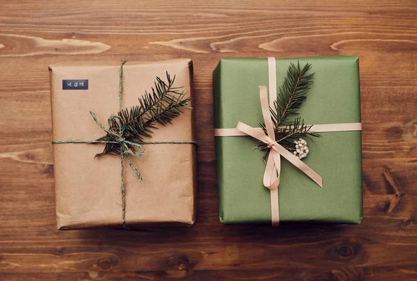 Primer Plano Dos Regalos Navidad Envueltos Papel Regalo Decorado Con —  Fotos de Stock