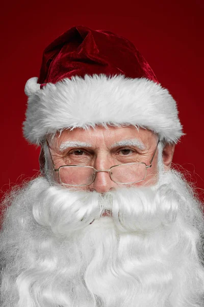 모자를 산타클로스의 초상화와 턱수염을 안경을 산타클로스가 카메라를 — 스톡 사진