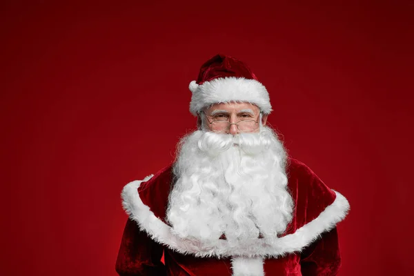 身穿白色胡须圣诞老人服装的老年人的画像 用红色背景的相机看 — 图库照片