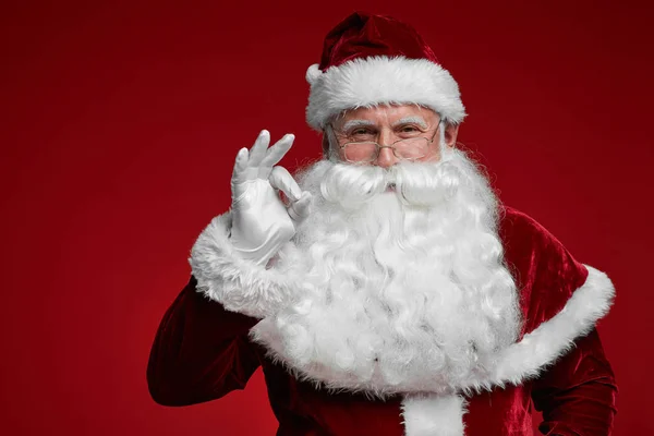 Retrato Papai Noel Com Barba Branca Gesticulando Sinal Olhando Para — Fotografia de Stock