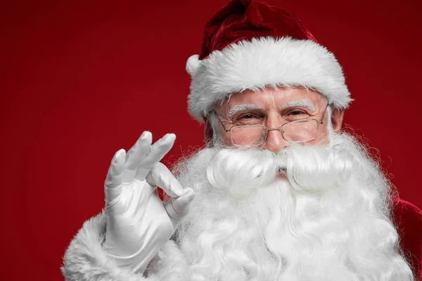 Retrato Papai Noel Com Barba Branca Usando Luvas Brancas Mostrando — Fotografia de Stock