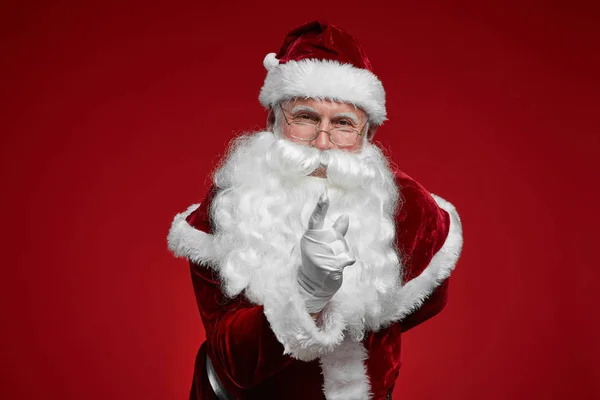 Portrét Santa Clause Stojící Ukazující Kameru Červeném Pozadí — Stock fotografie
