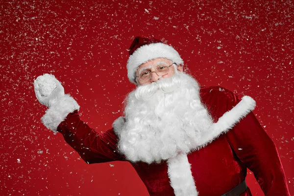 Portrét Santa Clause Červeném Kostýmu Hrající Sněhové Koule Červeném Pozadí — Stock fotografie