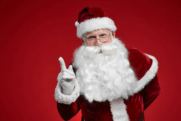 Retrato Papai Noel Com Barba Branca Levantando Dedo Para Cima — Fotografia de Stock