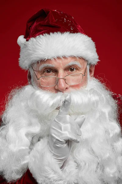 Close Papai Noel Óculos Com Barba Branca Olhando Para Câmera — Fotografia de Stock