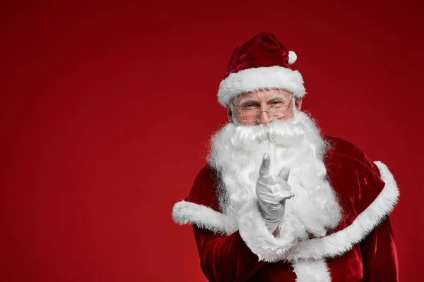 Portrét Santa Clause Bílým Vousem Červeném Kostýmu Gestikulující Usmívající Kameru — Stock fotografie