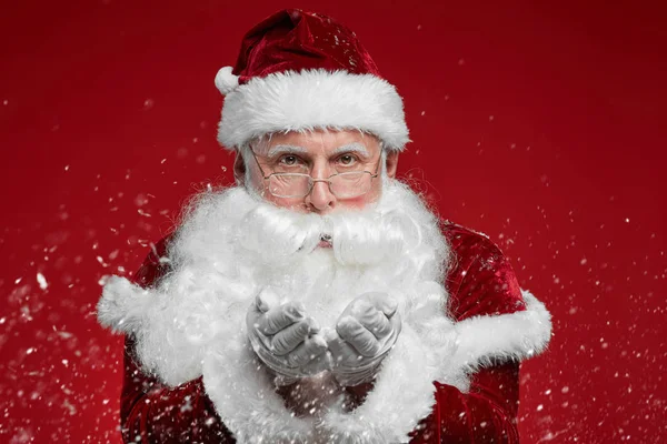 Beyaz Sakallı Noel Baba Nın Portresi Ellerinde Kar Taneleri Uçuşuyor — Stok fotoğraf