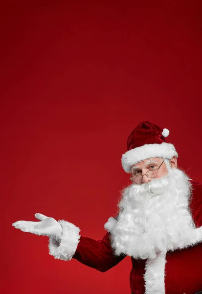 Retrato Papai Noel Fazendo Propaganda Olhando Para Câmera Fundo Vermelho — Fotografia de Stock