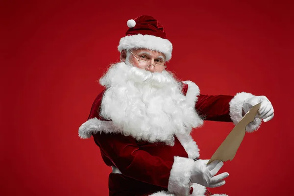 Portrét Santa Clause Brýlích Červeném Kostýmu Při Pohledu Kameru Při — Stock fotografie
