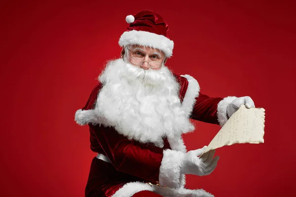 Portrét Santa Clause Jak Dívá Kamery Zatímco Sedí Čte Vánoční — Stock fotografie