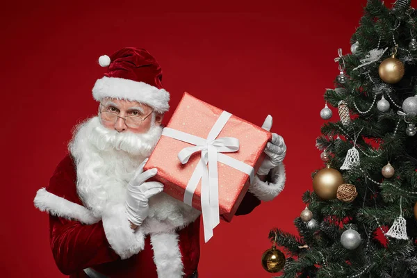 Portrét Santa Claus Drží Vánoční Dárek Rukou Dívá Fotoaparát Zatímco — Stock fotografie