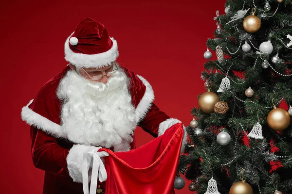 Santa Claus Hledá Vánoční Dárky Pytli Zatímco Stojí Blízkosti Vánočního — Stock fotografie