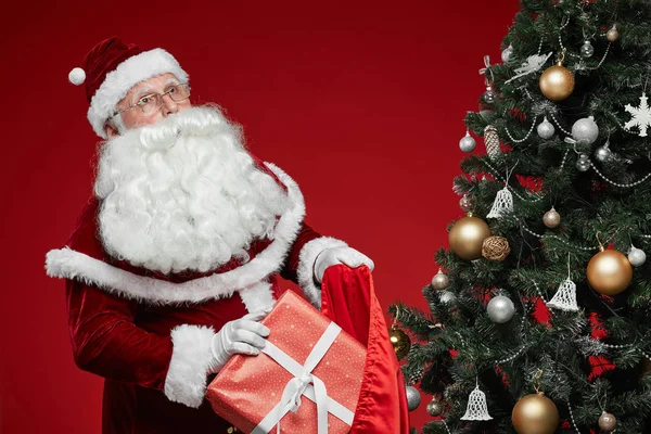 Santa Claus Připravuje Vánoční Dárky Dovolenou Dává Pytle Zatímco Stojí — Stock fotografie