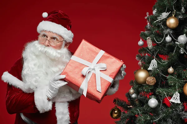 Santa Claus Držení Dárkové Krabice Zabalené Červeném Obalu Papíru Zatímco — Stock fotografie