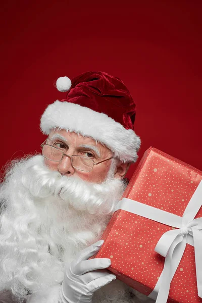 Портрет Санта Клауса Белой Бородой Шляпе Позирующий Перед Камерой Красной — стоковое фото