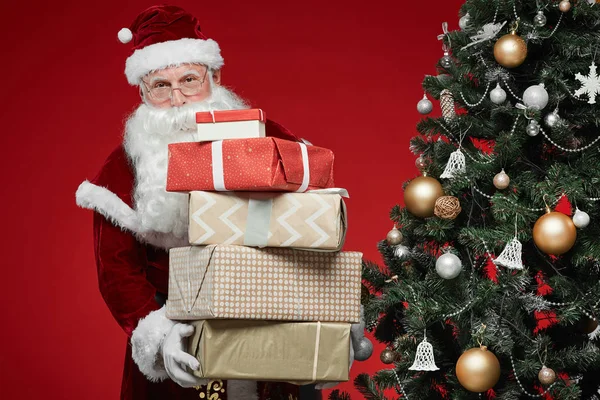 Portrét Santa Clause Bílým Vousem Stojící Vánočního Stromku Držící Hromádku — Stock fotografie