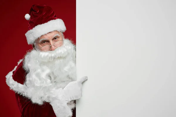 Portret Świętego Mikołaja Białą Brodą Patrzący Kamerę Stojąc Przy Dużym — Zdjęcie stockowe