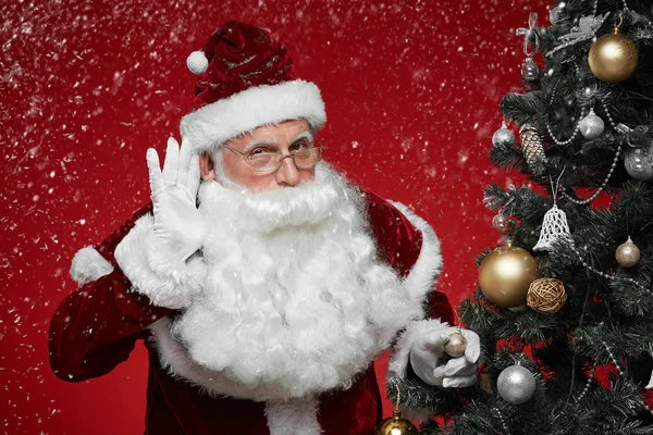 Santa Claus Bílým Vousem Stojící Blízkosti Vánočního Stromku Během Sněžení — Stock fotografie