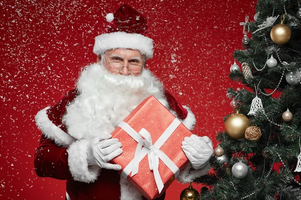 Portrét Santa Clause Červeném Kostýmu Drží Vánoční Dárek Zatímco Stojí — Stock fotografie