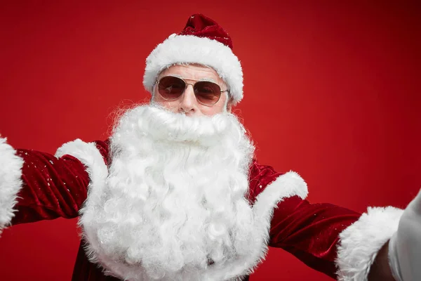 수염을 산타클로스의 초상화와 카메라로 포즈를 취하는 선글라스 — 스톡 사진