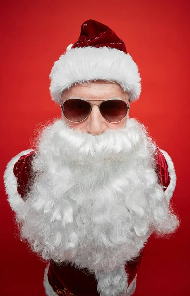 Portrét Moderního Santa Clause Bílým Vousem Stylových Slunečních Brýlích Při — Stock fotografie