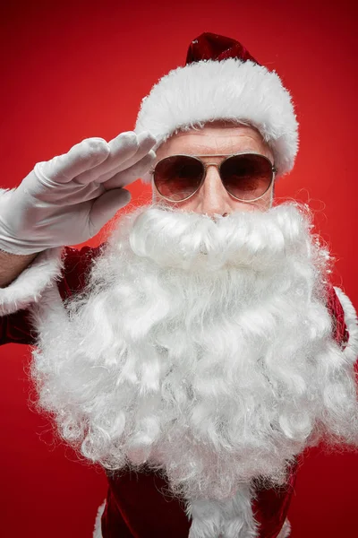 Portrét Santa Clause Bílým Vousem Bílých Rukavicích Stylových Slunečních Brýlích — Stock fotografie