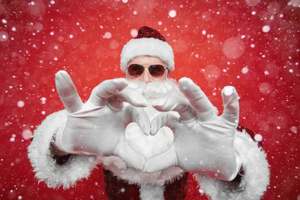 Retrato Papai Noel Óculos Sol Fazendo Forma Coração Das Mãos — Fotografia de Stock