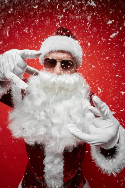 Retrato Papai Noel Feliz Óculos Sol Gestos Luvas Brancas Divertindo — Fotografia de Stock