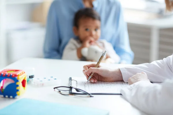 Close Van Vrouwelijke Kinderarts Zitten Aan Tafel Het Schrijven Van — Stockfoto