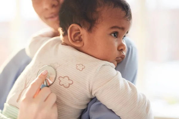 Gros Plan Mère Tenant Bébé Sur Les Mains Avec Médecin — Photo