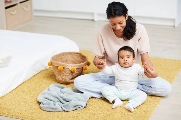 Jeune Mère Heureuse Assise Sur Sol Avec Bébé Tenant Main — Photo