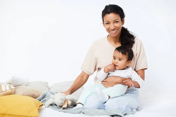 Портрет Счастливой Молодой Матери Сидящей Кровати Вместе Ребенком Улыбающейся Камеру — стоковое фото