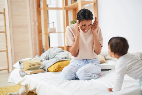 Feliz Joven Madre Sentada Cama Divirtiéndose Con Bebé Jugando Las — Foto de Stock