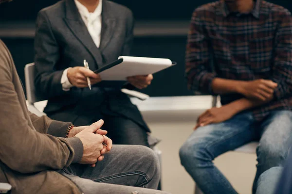 Close Van Mensen Die Teamverband Stoelen Zitten Plannen Maken — Stockfoto