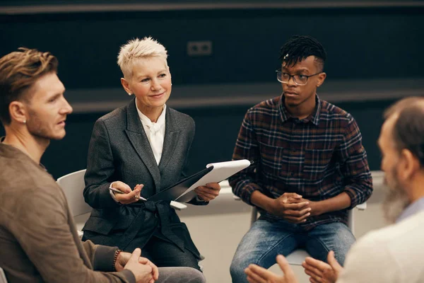 Gruppe Von Geschäftsleuten Sitzt Und Diskutiert Zukünftige Pläne Mit Reifen — Stockfoto